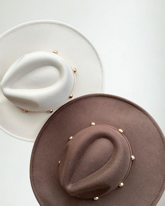 Bruine Hoed met Gouden Studs