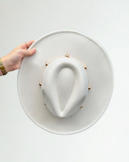 Beige Hoed met Gouden Studs